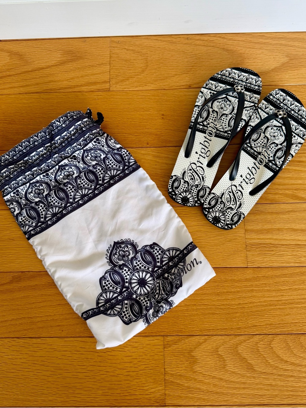 NWT Women’s Brighton Casbah Black White Flip Flops Sandals Dust Bag Sz 7